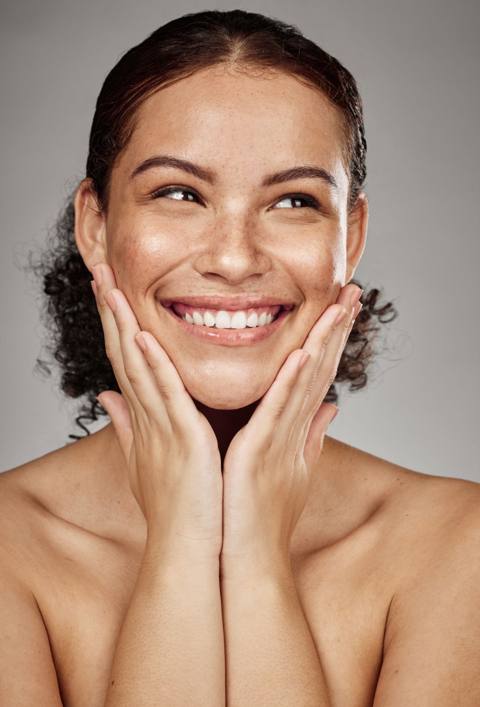 Kvinna ler och poserar framför kameran.